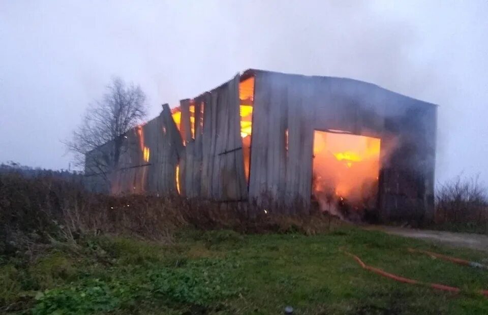 Горит ангар. Сгорел ангар. пожар на ангаре. пожарный ангар.