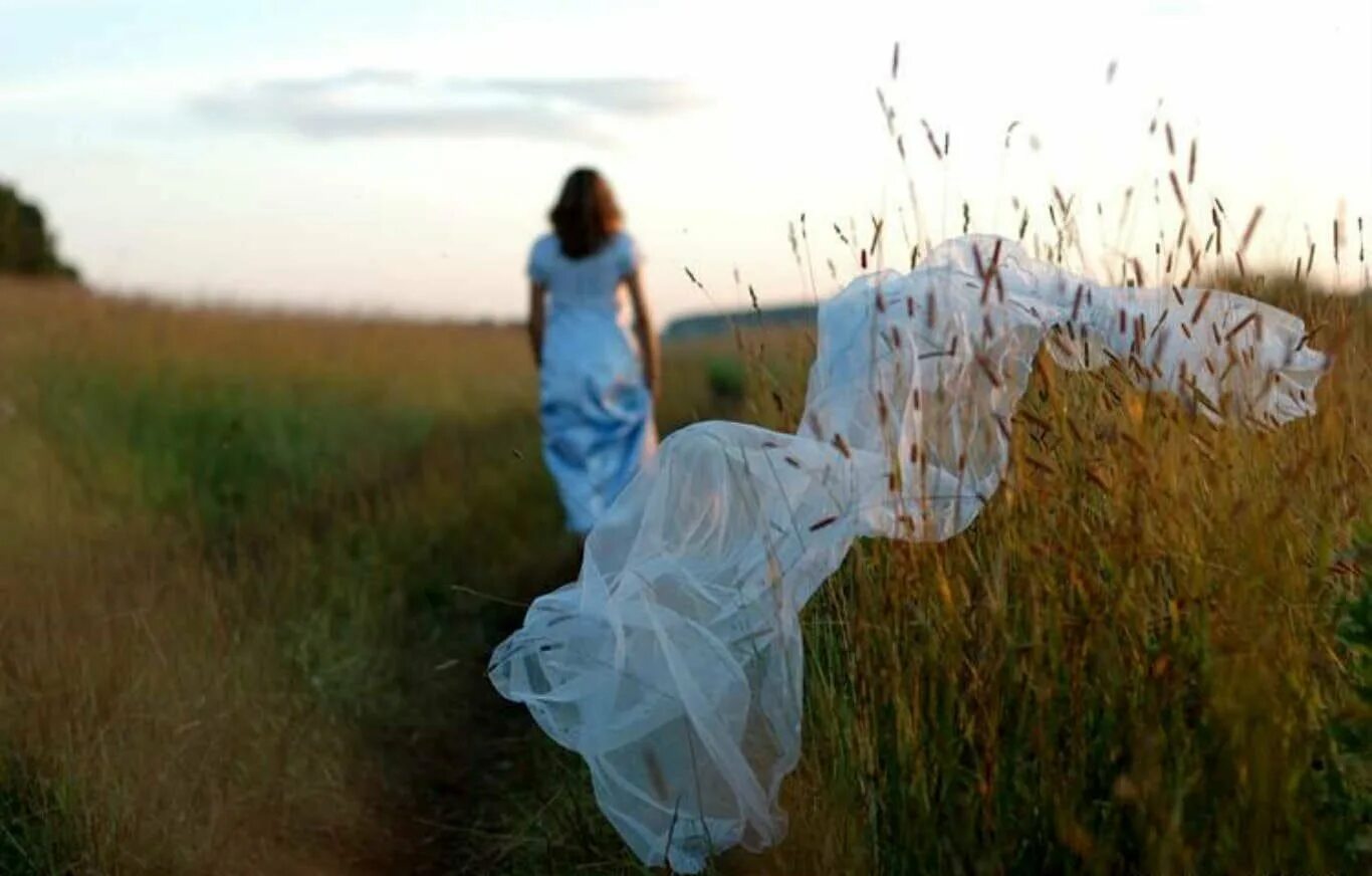 Уходящая женщина. Девушка на ветру. Человек в белом платье. Фотосессия с ветром.