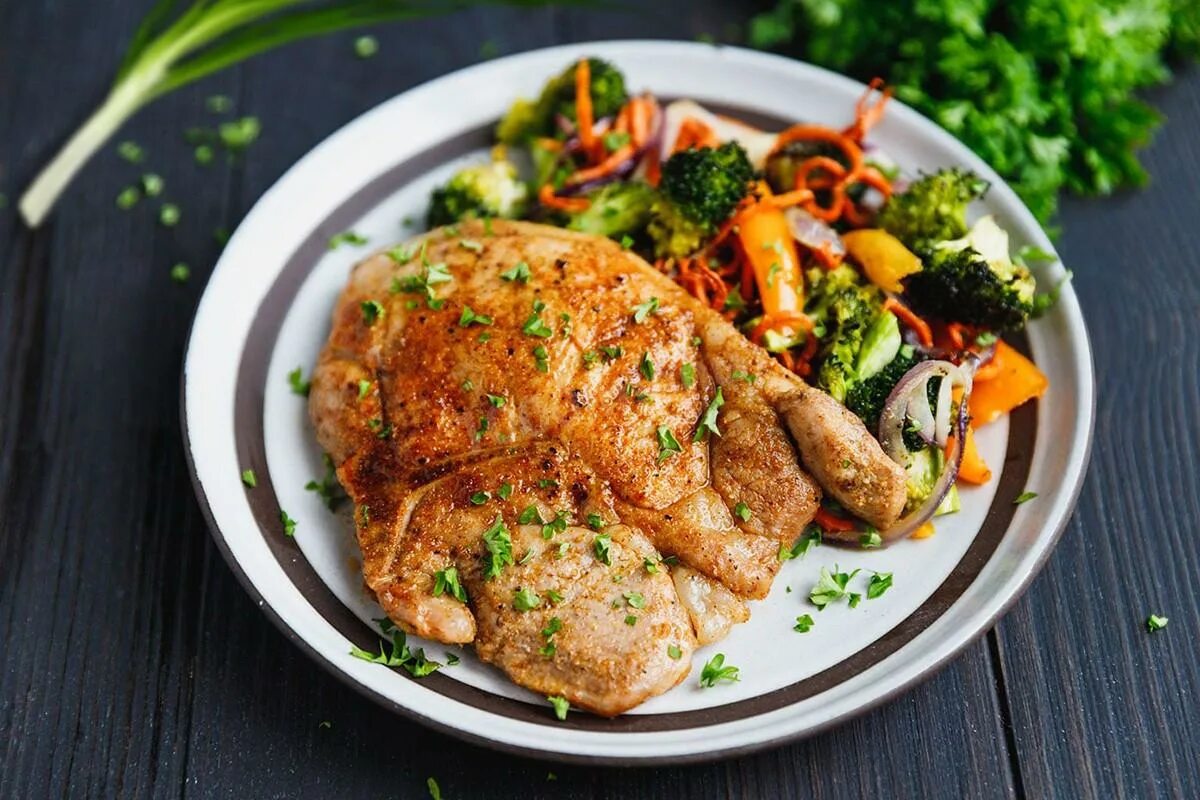 Порк. Запеченная картошка с мясом в духовке. Сочный стейк. Рецепт свинины на протвине. Свинина в духовке.
