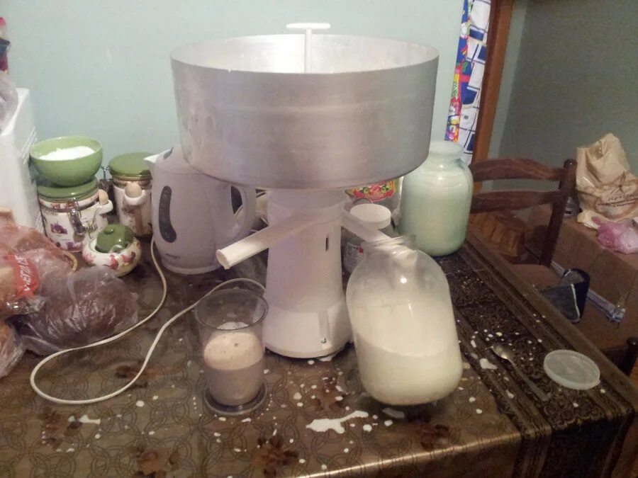 Сепаратор для молока. Сепаратор для перегонки молока. Сепаратор сепарирует молоко. Молоко сливки сепаратор. Сепаратор жирность сливок