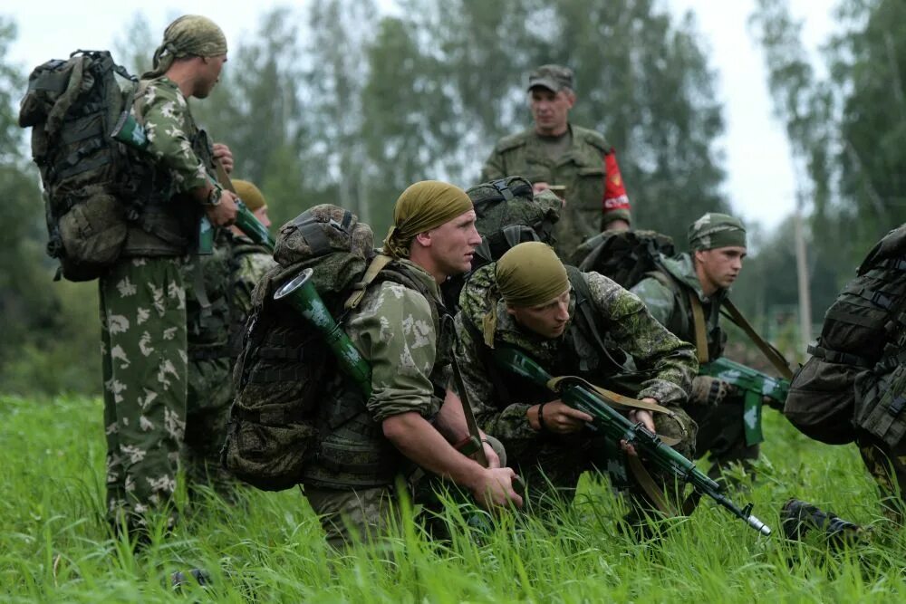 Про военную разведку. Разведчик в военной косынке. Военная разведка солдаты запаса. Военная разведка их работа. Видеозаписи военной разведки.