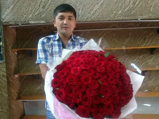 Таджик с цветами. Таджик с букетом. Таджикские розы. Таджикский букеты. Баирак таджкстон.