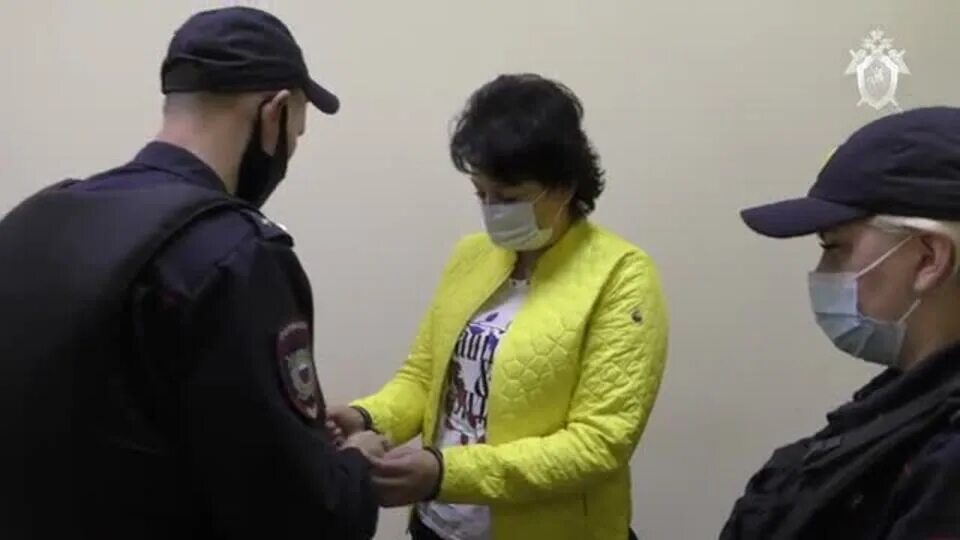 Арест женщины в суде. Женщину арестовали в суде одели наручники. Задержание Гербековой Ирины. Арест долгова
