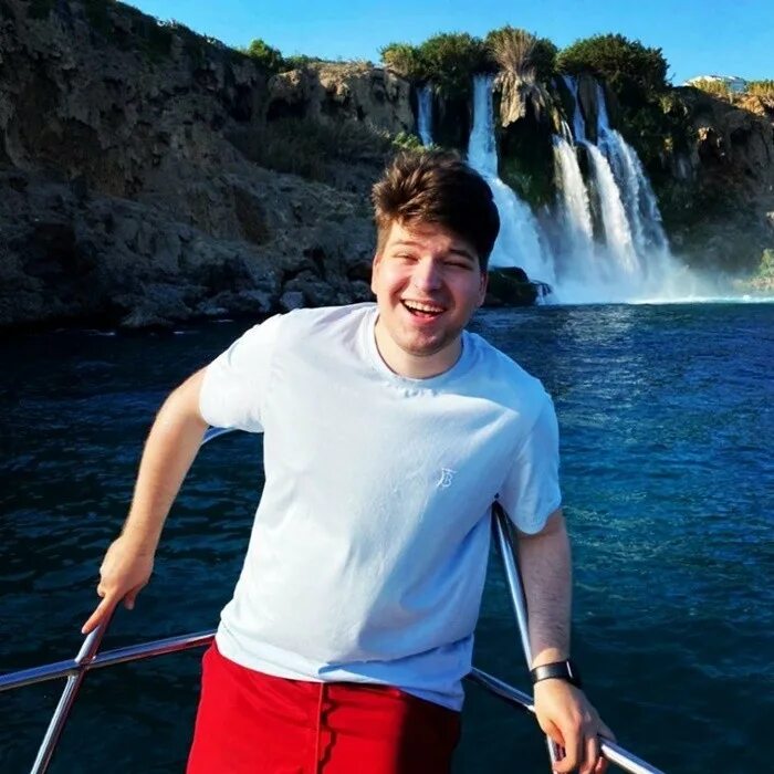 Fixeye в реальной жизни. фиксай ютубер. лицо фиксплэя. кирилл артемьев. как выглядит фиксай в реальной.