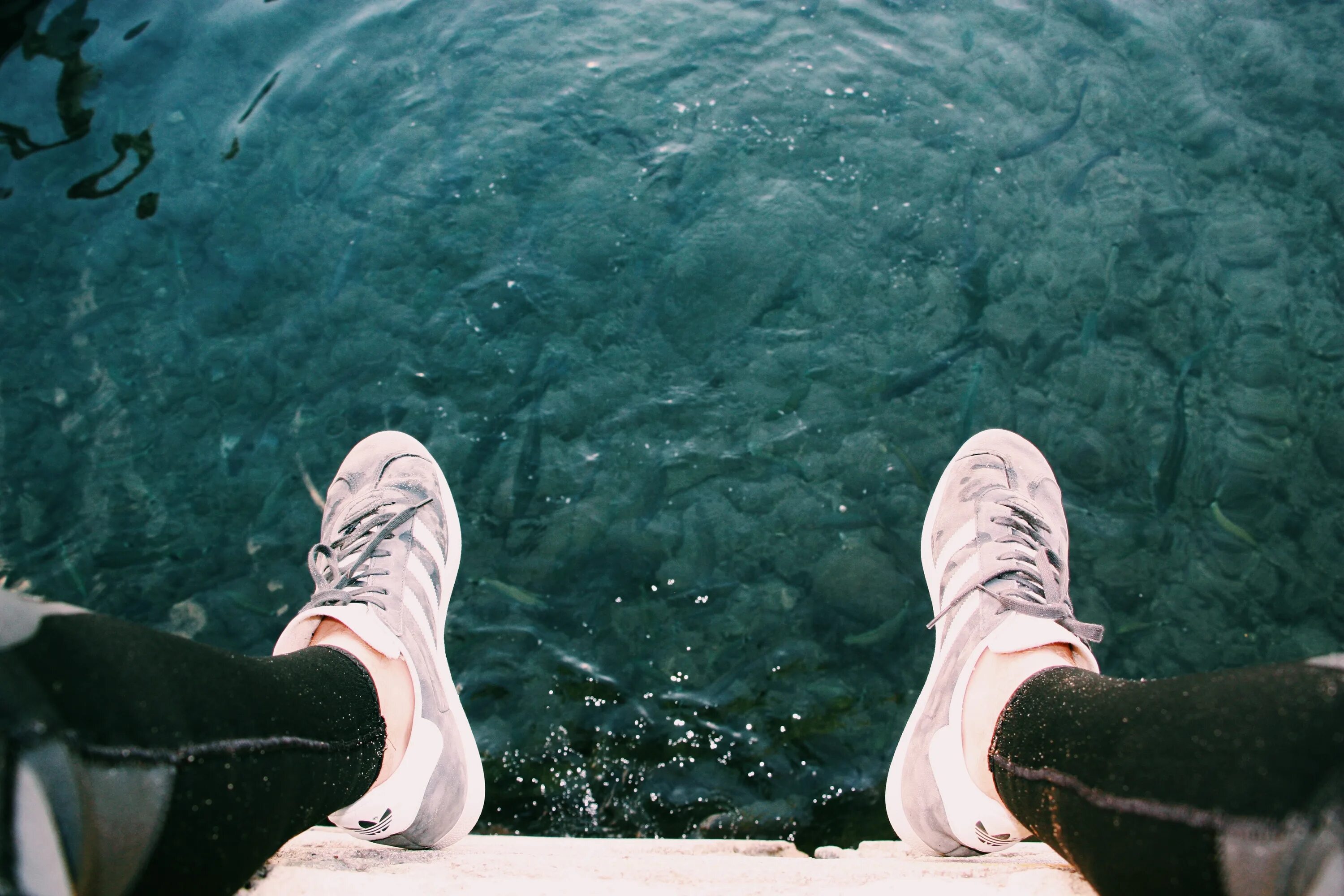 Дерево ногами в воде. Ноги в воде. Ноги над водой. Ноги в воде фото. Ножки над водой.