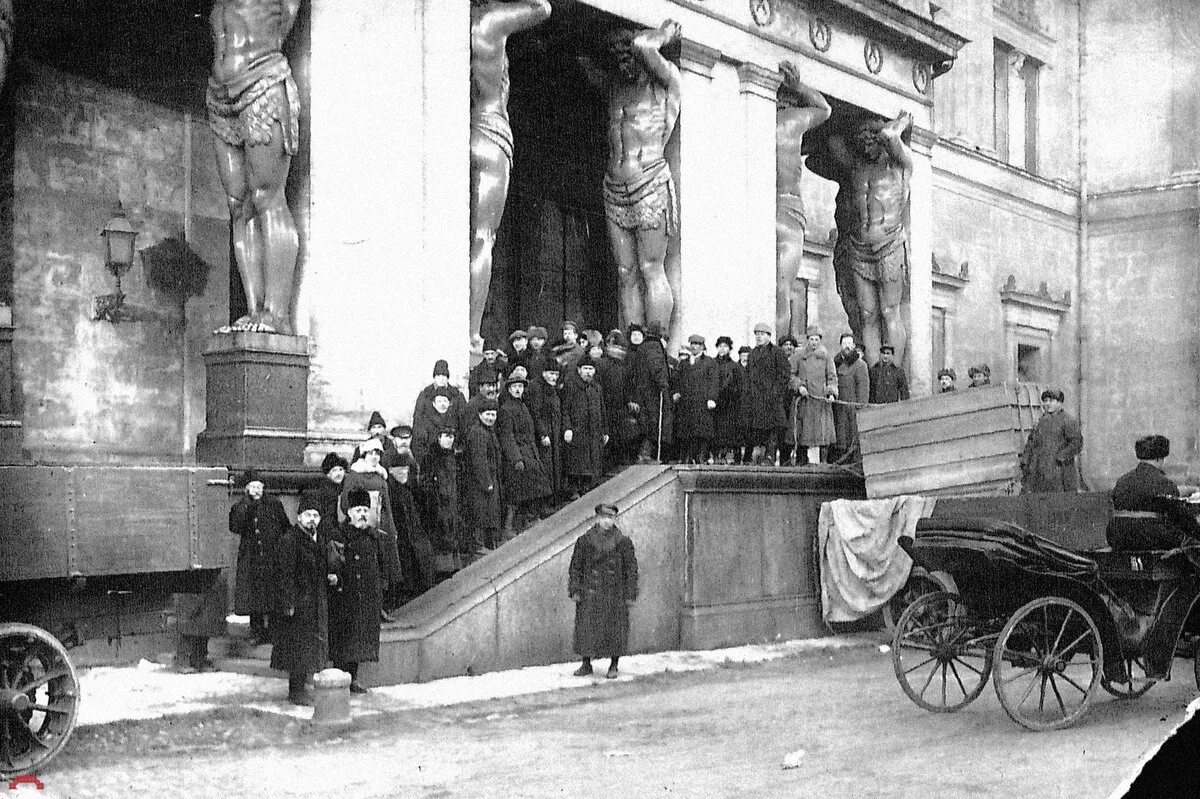 Спасенный эрмитаж. Эрмитаж в блокадном ленинграде. эвакуация эрмитажа в свердловск. эрмитаж в блокаду. эрмитаж после блокады ленинграда.