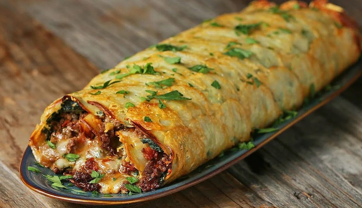 Рулет из картофеля. Картофельный рулет с фаршем в духовке. мекленбургский рулет. рулет картофельный с овощами. картофельный рулет с грибами.