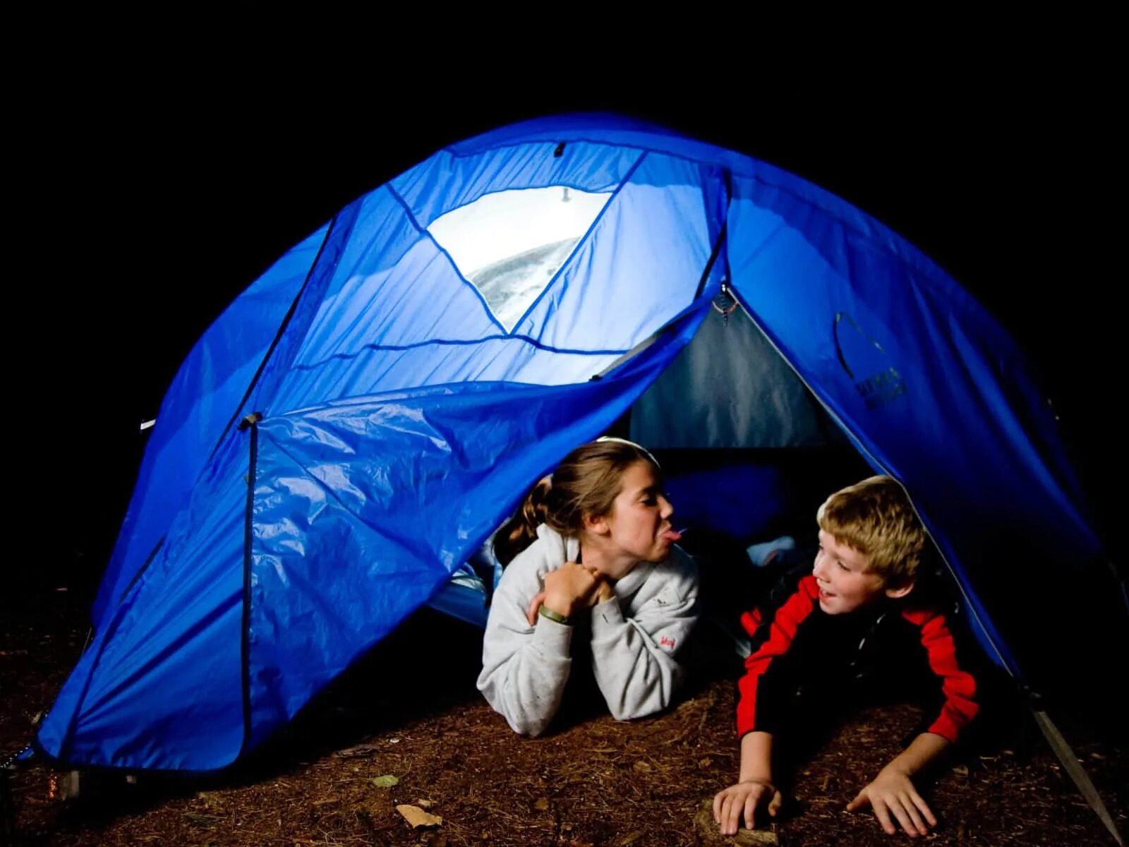 He is at camp. Палатка для подростка. Кемпинг Эстетика с палаткой. Кемпинг с семьей. Family Camping Night.