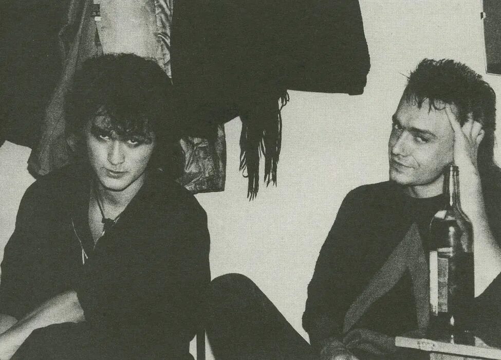 Цой портвейн. Анархия. Виктор цой пьет пиво. Виктор цой 1990. Константин кинчев и цой.