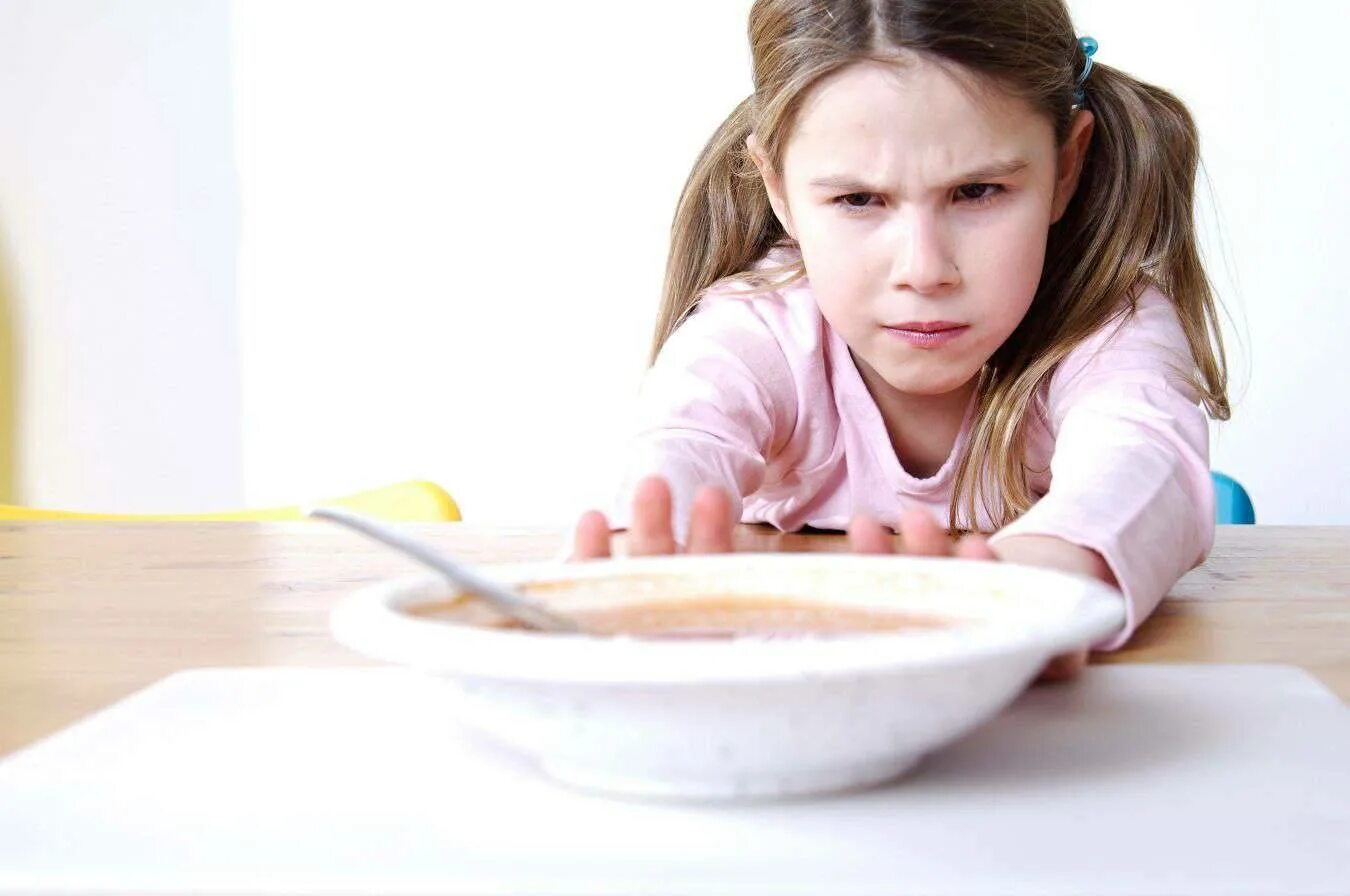 Ребенок плохо есть вечером. Нарушение аппетита у детей. Отказ от еды у ребенка. Анорексия детей подростков.