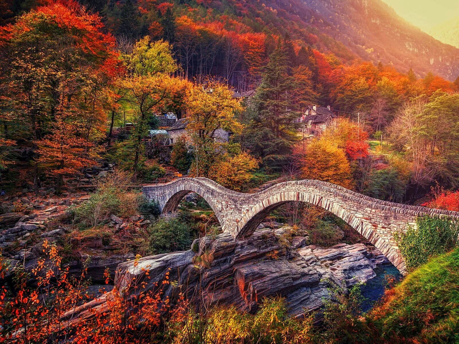 Stone fall. Лавертеццо Швейцария. Осень в Швейцарии. Пейзажи с мостами в горах. Фреска каменный мост.