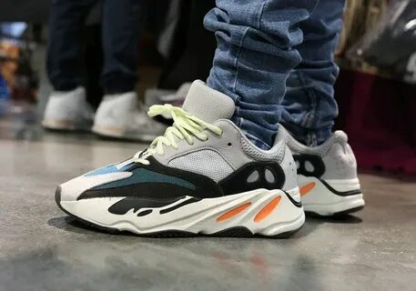 Изики кроссовки 700