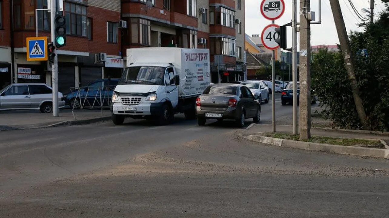 Переулок 1 мая. Ул 1 мая краснодар фото. поворот с улицы в переулок. переулки краснодара. фото улицы первое мая краснодар из машины.