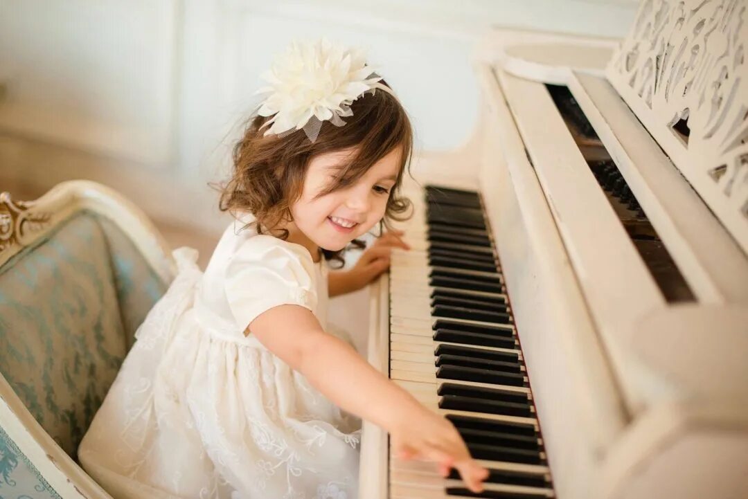 Девочка за пианино. Фортепиано для детей. Девочка за роялем. Фотосессия с пианино.