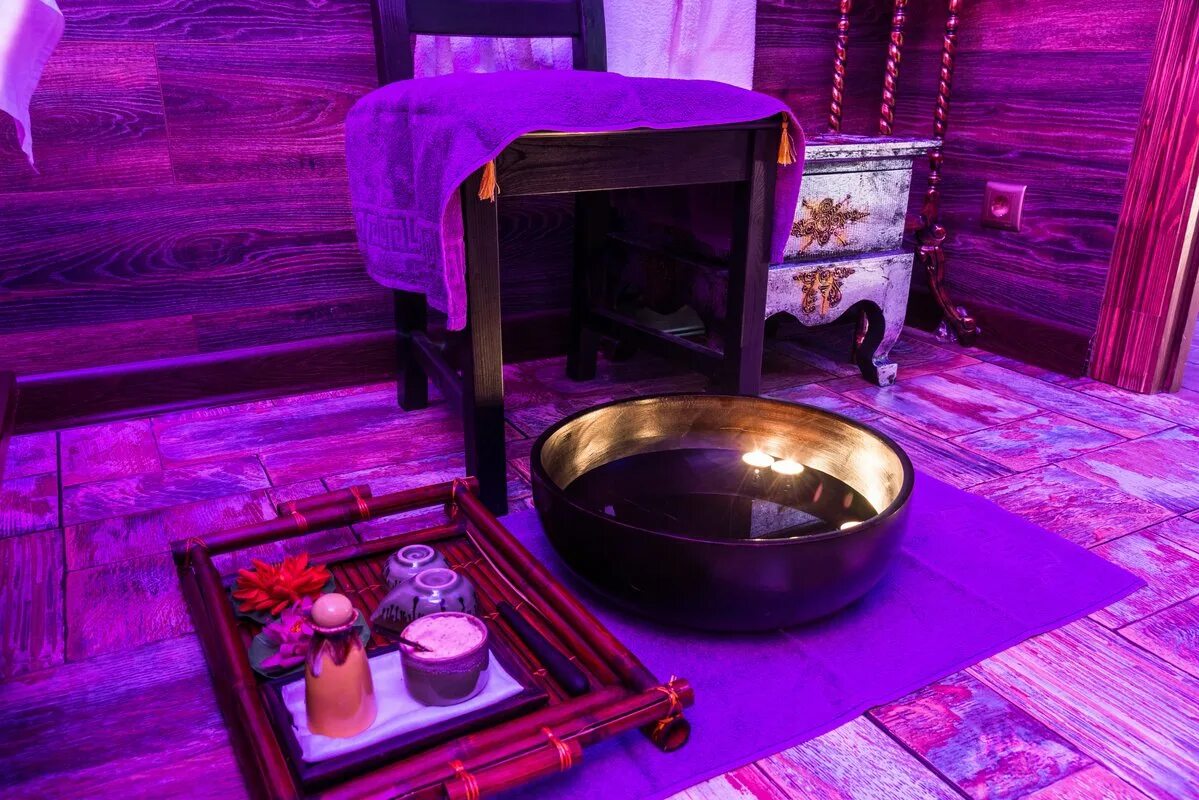 Thai thai массажный салон. Традиционный тайский массаж. Спа процедуры. Май тай спб массаж. Массажный спа кабинет будда.