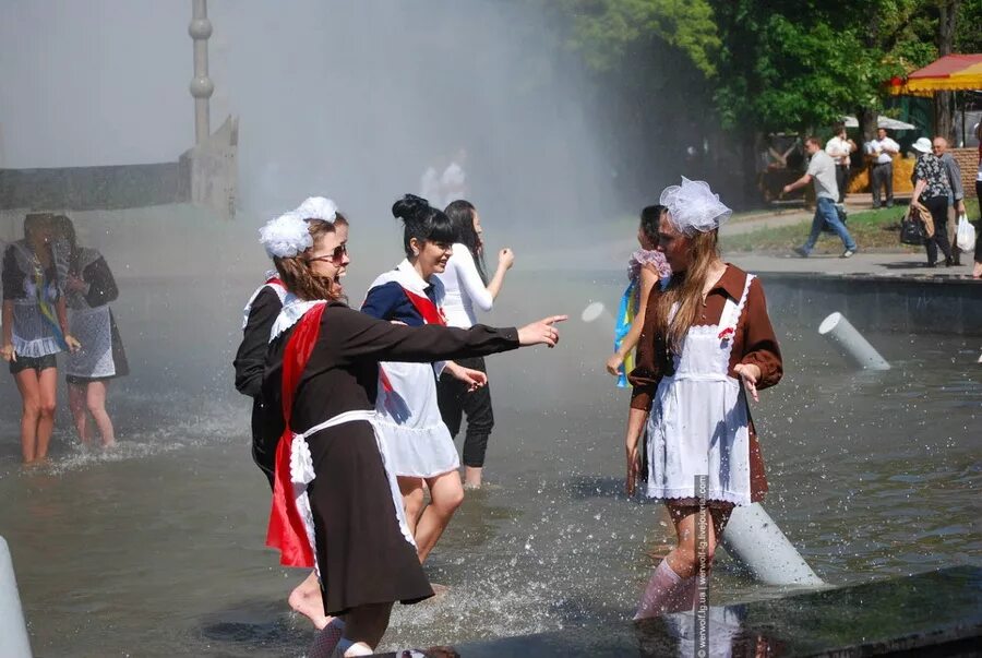 Пьяный выпускной. После последнего разговора. После последнего разговора. Выпускницы в фонтане. Выпускной пьяные школьники.