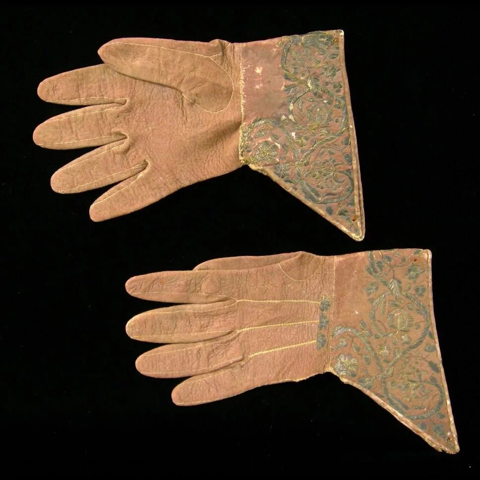 Поставь 1 перчатку. Средневековые перчатки. Перчатки средневековье. Перчатки 18 век. Кожаные перчатки 18 века.