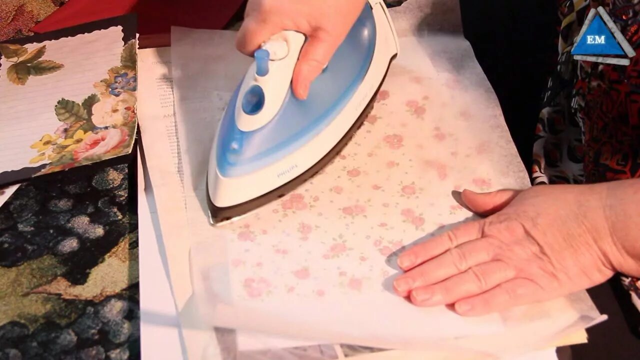 Утюг на ткани. Электроутюг для склейки пленки. Утюг для бумаги. Термонаклейки утюг. Утюг проглаживает бумагу.