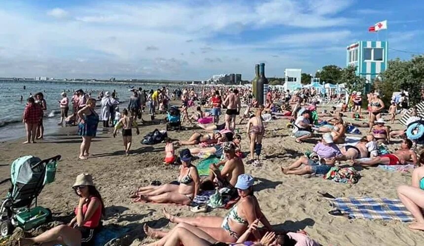 Анапа много народу. Анапа пляж. Много людей на пляже. Анапа пляж много людей. Анапа пляж высокий берег 2023.