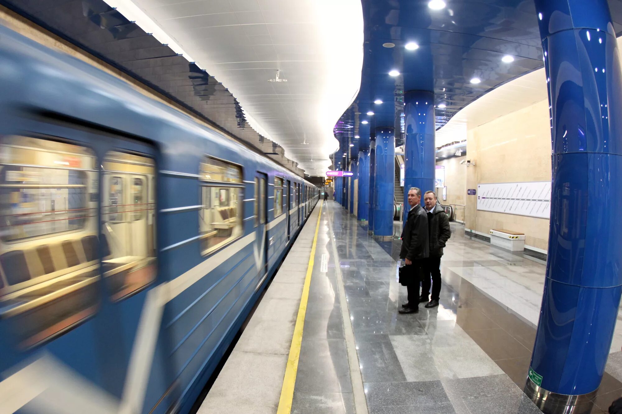 Метро спб отзывы. Петербургский метрополитен Дунайская. Станция Дунайская СПБ. Дунайская метро Питер. Поезд на станции метро Автово.