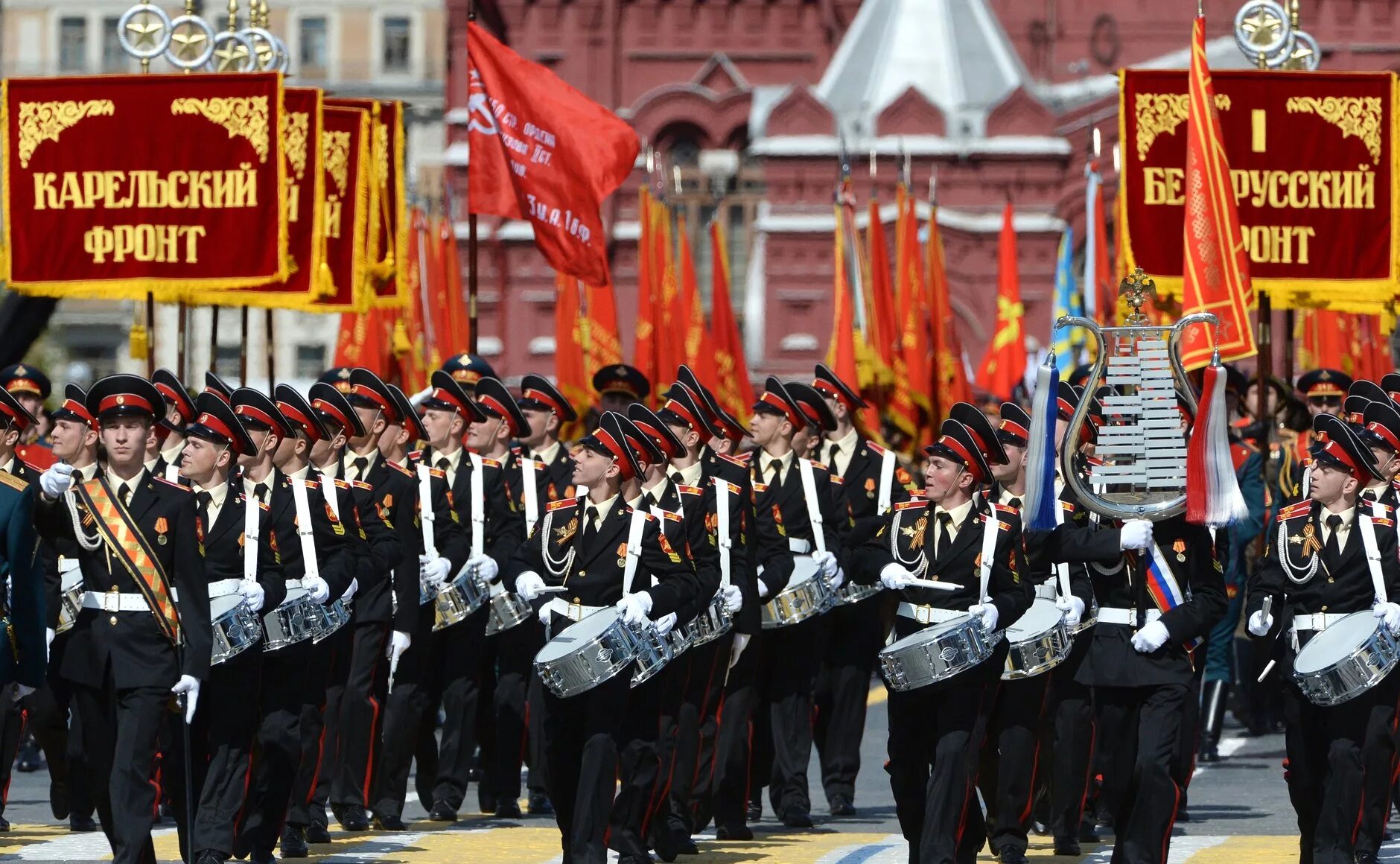 Victory day may. Парад Победы 1945 оркестр. Парад Победы Карельский фронт. Военный оркестр на красной площади в день Победы в Москве. Штандарск карельского фронта на параде Победы.