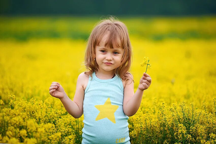 Скачай малыш в желтом обновление. Ребёнок в жёлтом. Девочка на лугу. Малоы ш в желтом. Дети с цветами.