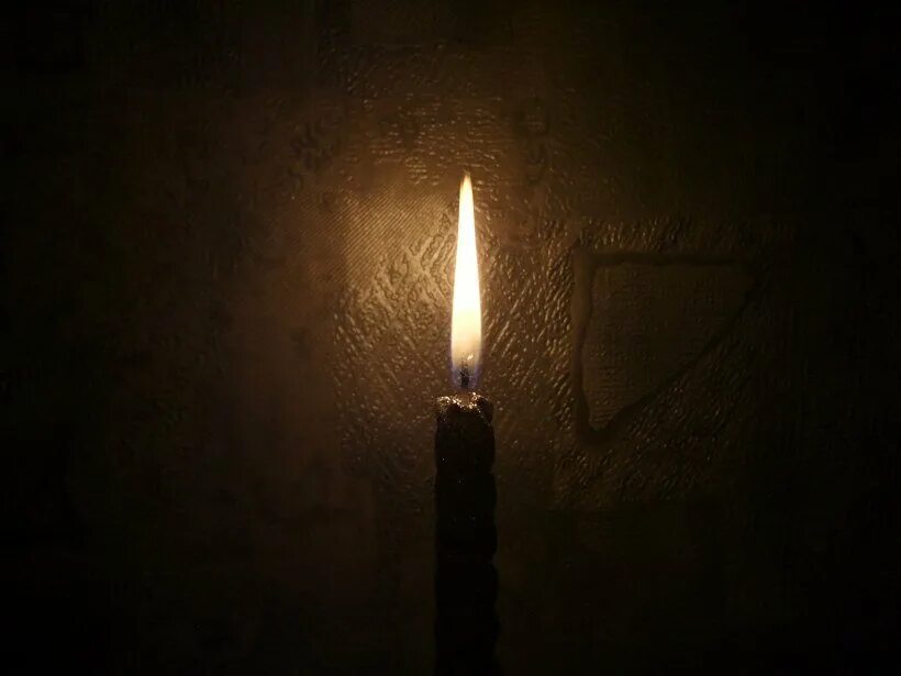 Траурная свеча. Живые обои на рабочий стол красно черные. Свеча на темном фоне. Свеча памяти. Свеча скорби.