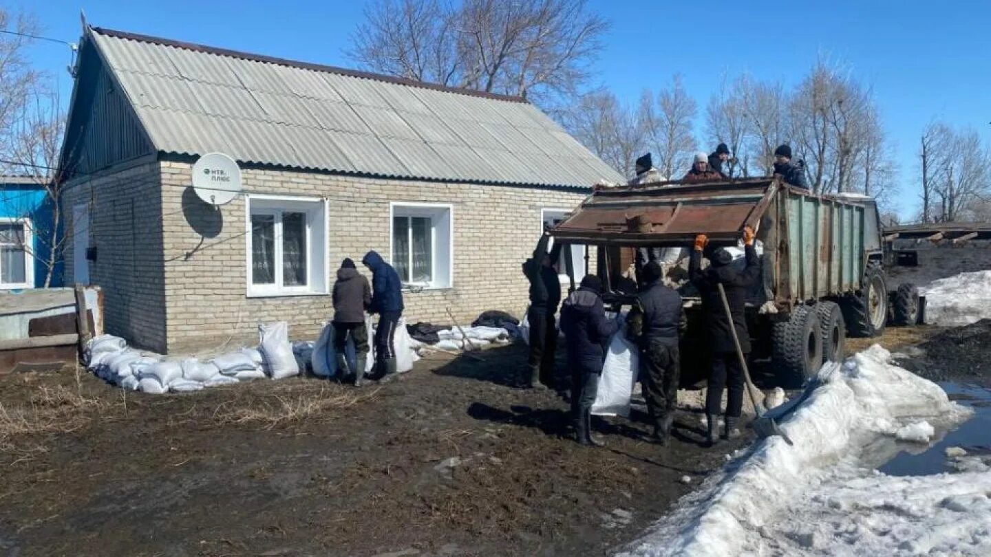 Наводнение в костанае. Наводнение. Паводок. Аварийный дом. Дом в селе.