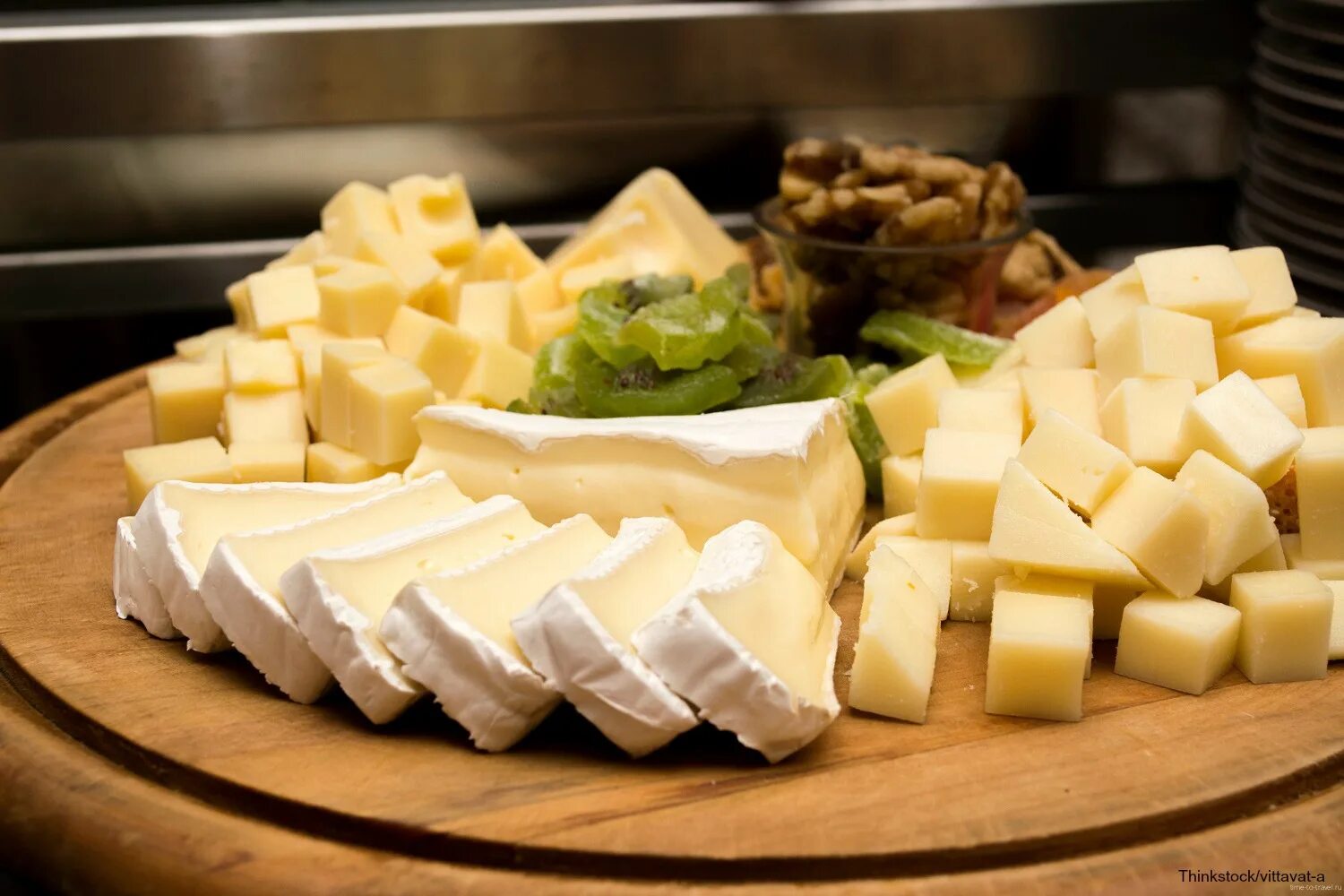 Какой купить сыр для сырного. Сыр нарезка. Сырная нарезка. Сыр на тарелке красиво. Красивая нарезка сыра.
