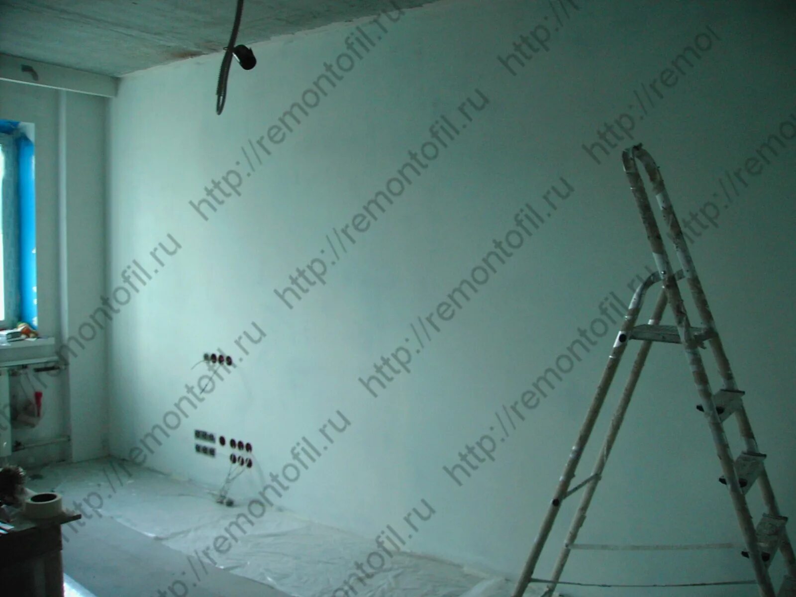 обои просвечивают после наклейки. обои под покраску пятна на стене. обои просвечивают после наклейки. темные пятна под обоями. ремонт закончен.