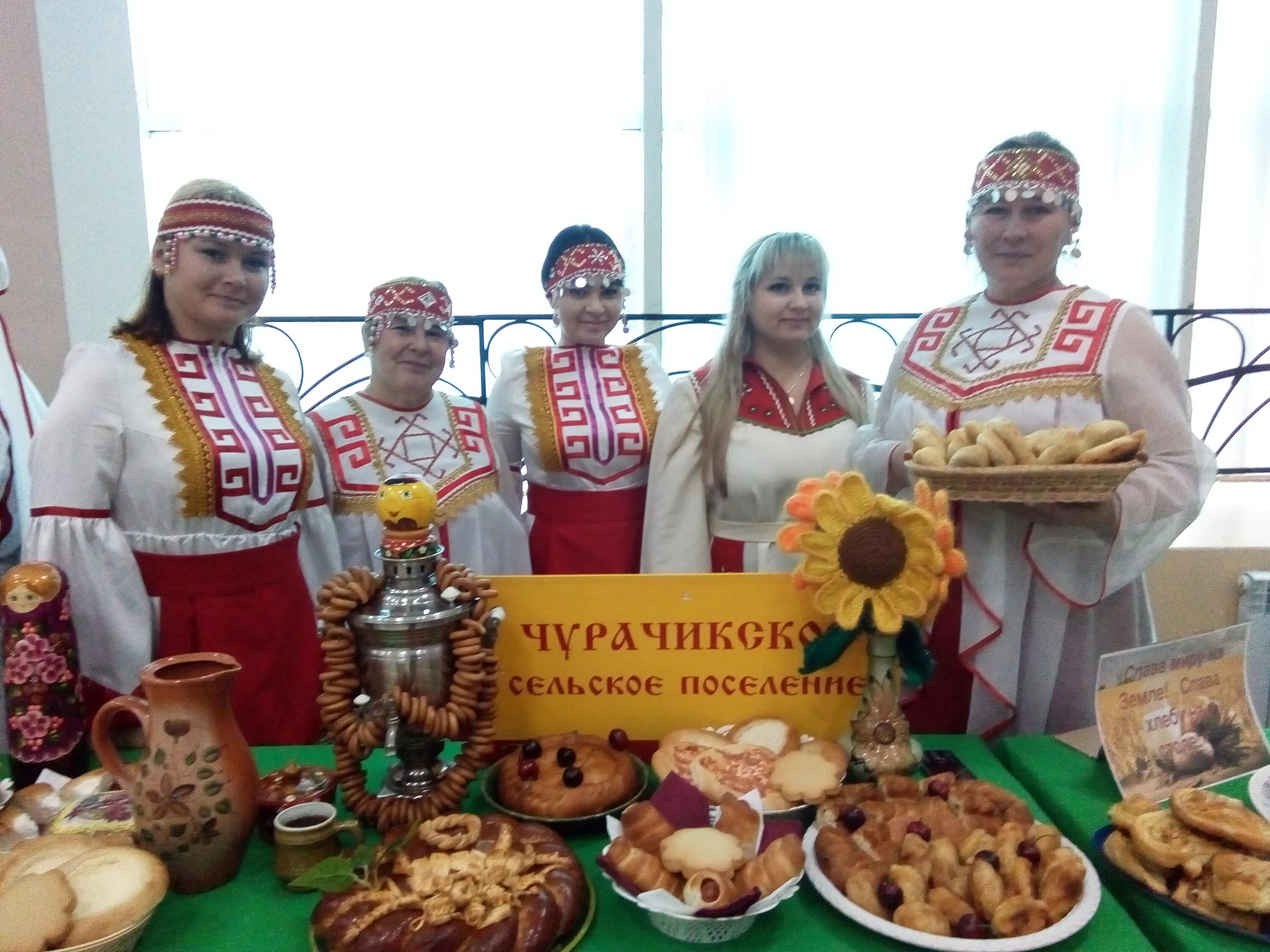 Чуваши хлеб. Чувашская девушка с хлеб солью. Хлеб соль чувашия. Иван чай от чуваши хлеб фото. Чувашский народ с хлебом.