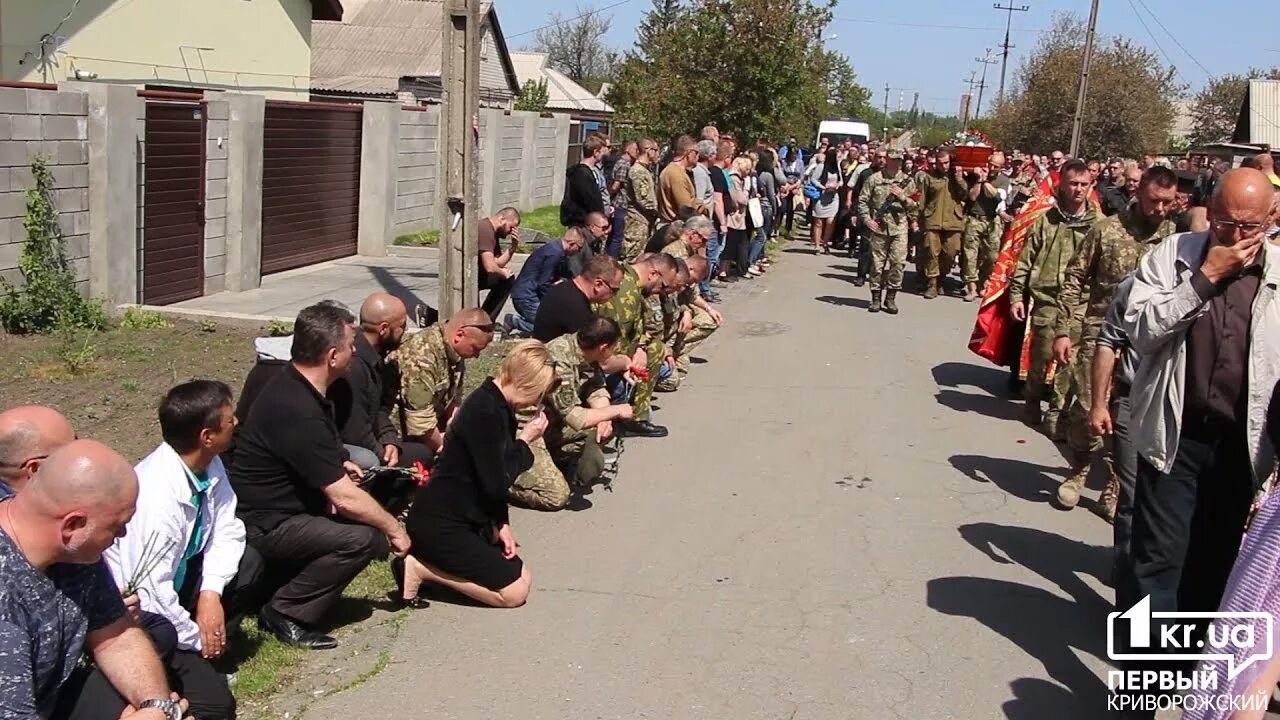 Львовский беркут на коленях. Украинский беркут на коленях. В киеве стали на колени. В киеве стали на колени. В киеве стали на колени.