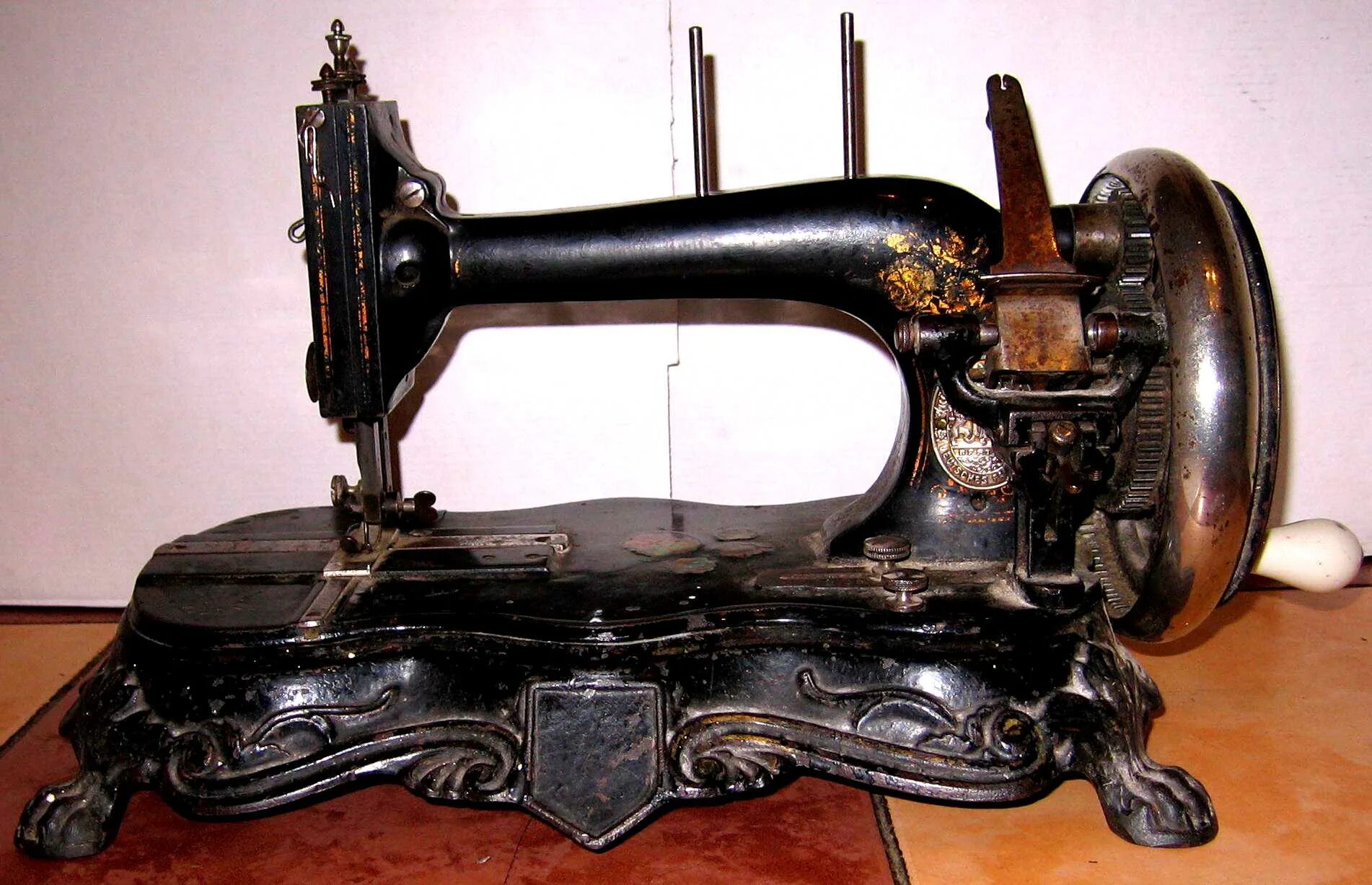 Швейная машинка Зингер чугунная 18 века. Швейная машинка Зингер 18 века. Швейная машина 19 века Зингер. Швейные машинки Pfaff 19 века. Швейная машинка зингер в москве
