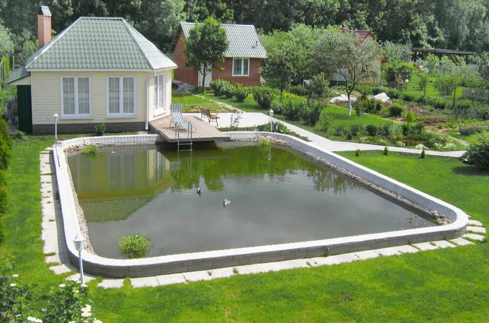 водоемы в ландшафте. ландшафт участка с прудиком. пруды загородный дом. терраса у пруда. пруды загородный дом.