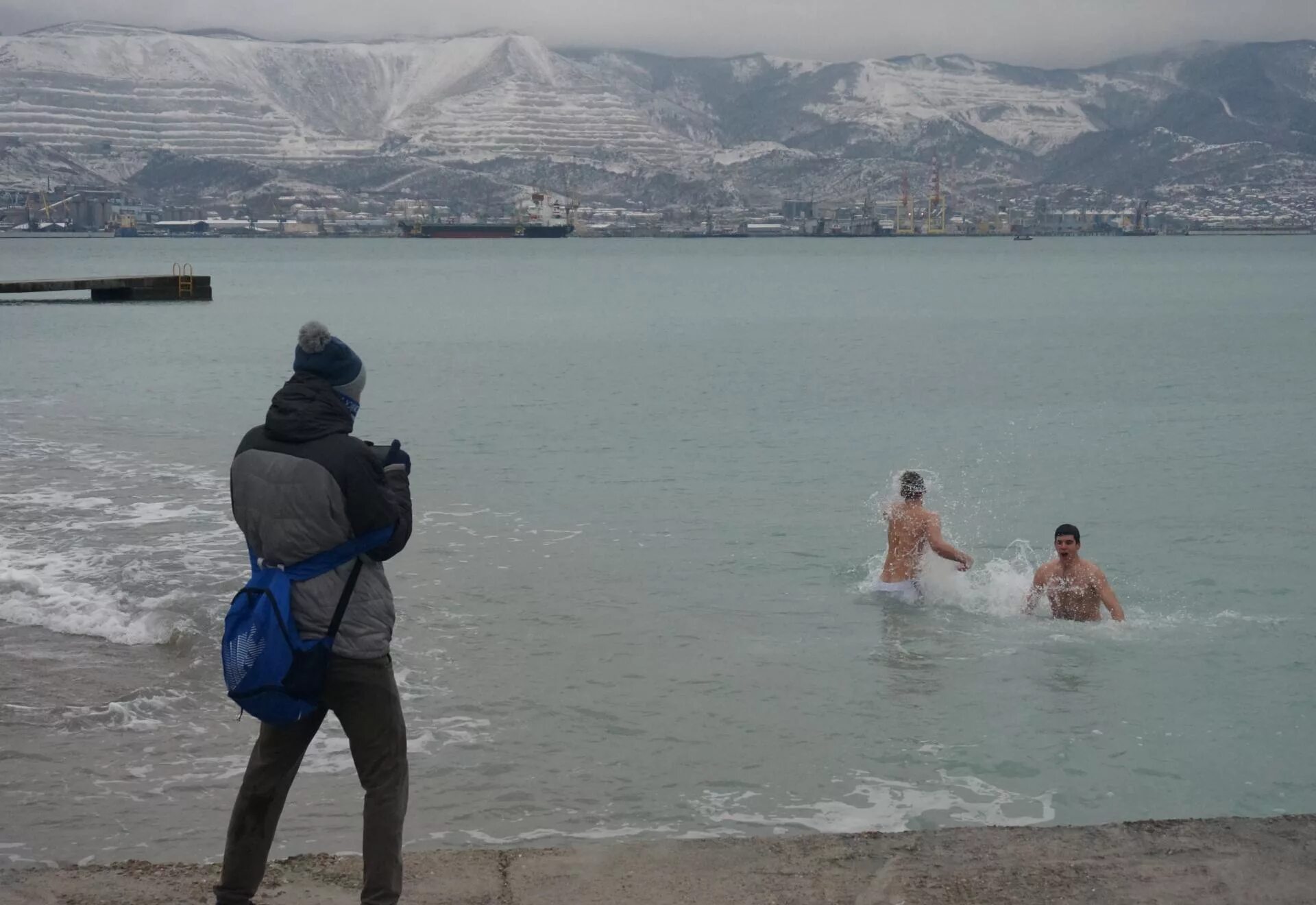 Абхазия май купаться. Новороссийск в январе. Купаться в море зимой. Купание в Новороссийске. Новороссийск купаться.