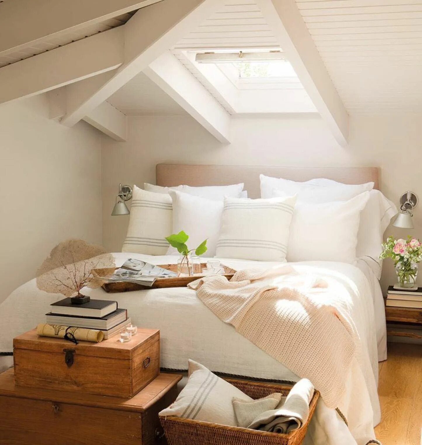 Интерьер двухскатной мансарды. Спальня на мансарде. Roof room. Мансардная комната. Roof room.