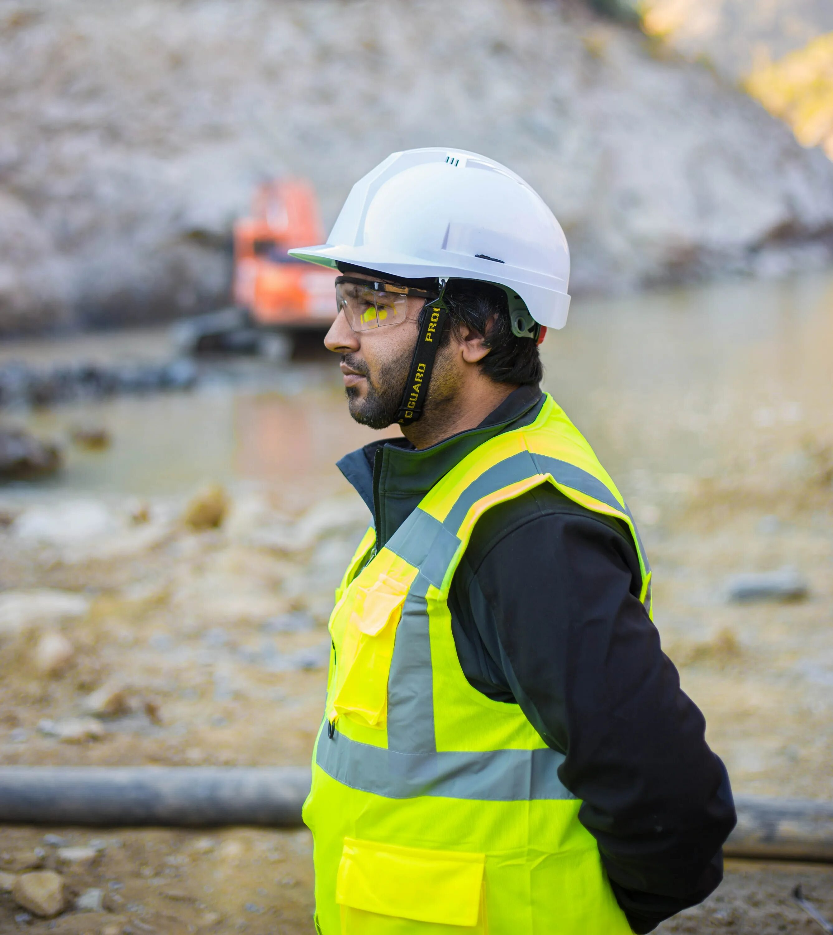Человек в каске. Безопасность в строительстве картинки. Safety professional. Работник в каске. Safety management.