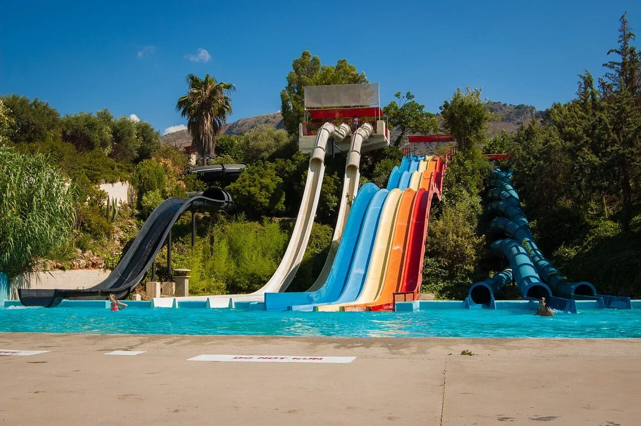 Аквапарк амфибиус адлер. Aquapark аквапарк бассейн. Аквапарк судак горки. Водные горки. Харбин аквапарк.