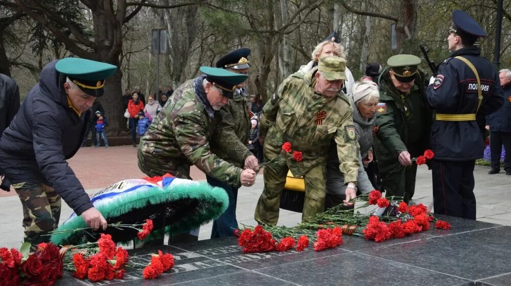 80 лет со дня освобождения симферополя. Годовщина освобождения симферополя. 13 апреля день освобождения симферополя. освобождение. памятные цветы.