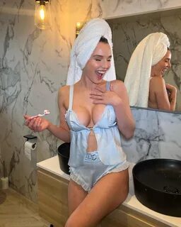 Helen Flanagan zeigt Brüste in tiefem Dessous-Set, während sie im Badezimme...