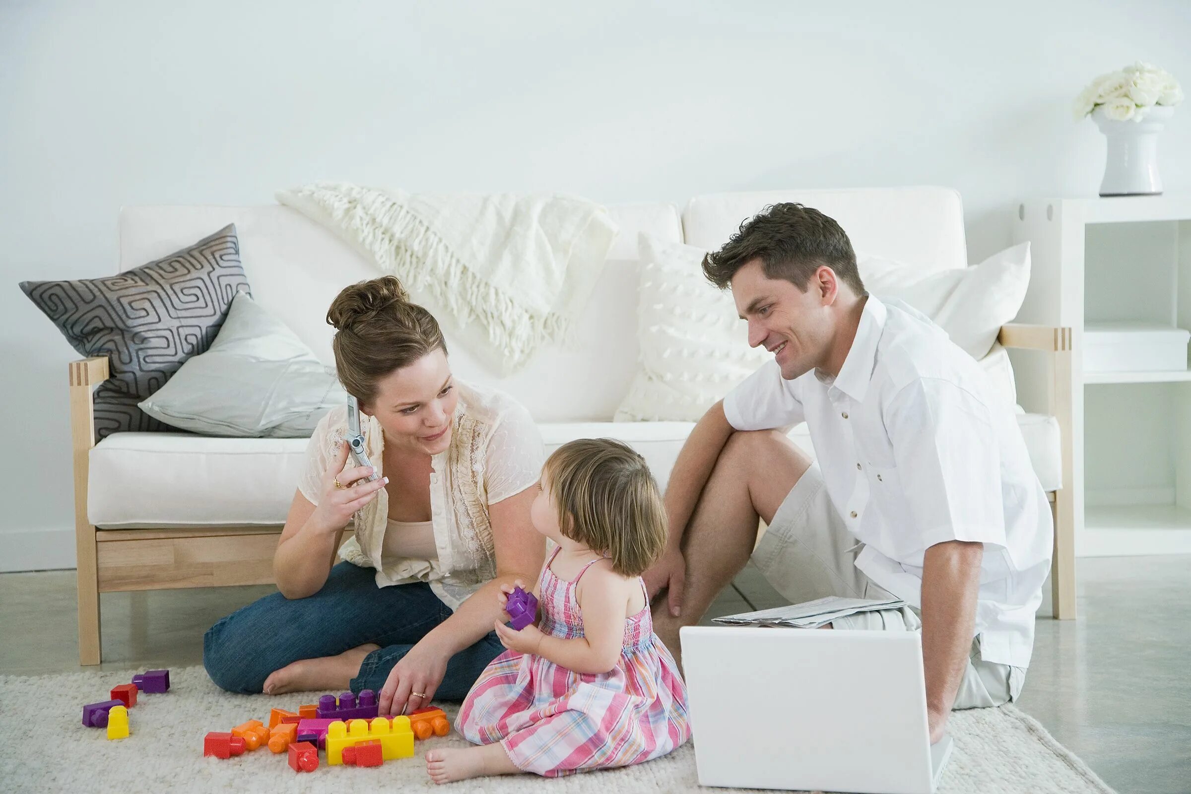 дом миддлтон в беркшире. семья, дом. дом в ипотеку. человек рядом с домом. фото дорогих домов с серой крышей.