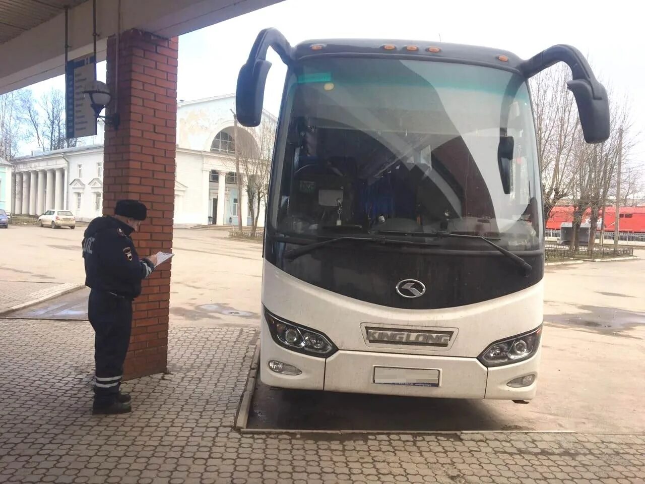 Автобус Петербург Старая Русса. Междугородние автобусы Великий Новгород Санкт-Петербург. Автобусная станция в старой Руссе. Маршрутка Старая Русса Санкт-Петербург. Водитель междугородный