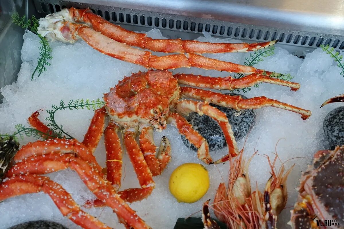 рыбный стол. блюда дальневосточной кухни. гастрономический туризм. строганина из пеламиды. продукты питания в дальневосточной кухне.