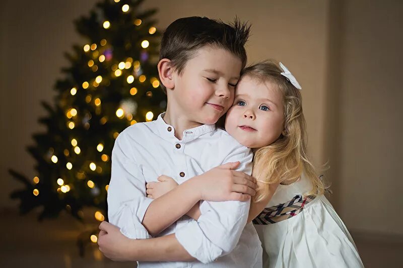 старший и младший брат. фотосессия брат с сестрой. счастливые дети брат и сестра. брат сестра новое. фотосессия брат с сестрой в студии.