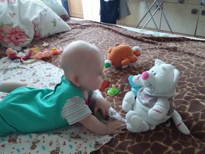 как научить ребёнка ползать в 8 месяцев. ребенок ползает. ребенок не ползает в 7 месяцев. как научить ребёнка ползать в 7 месяцев. 9 месяцев ребенку.