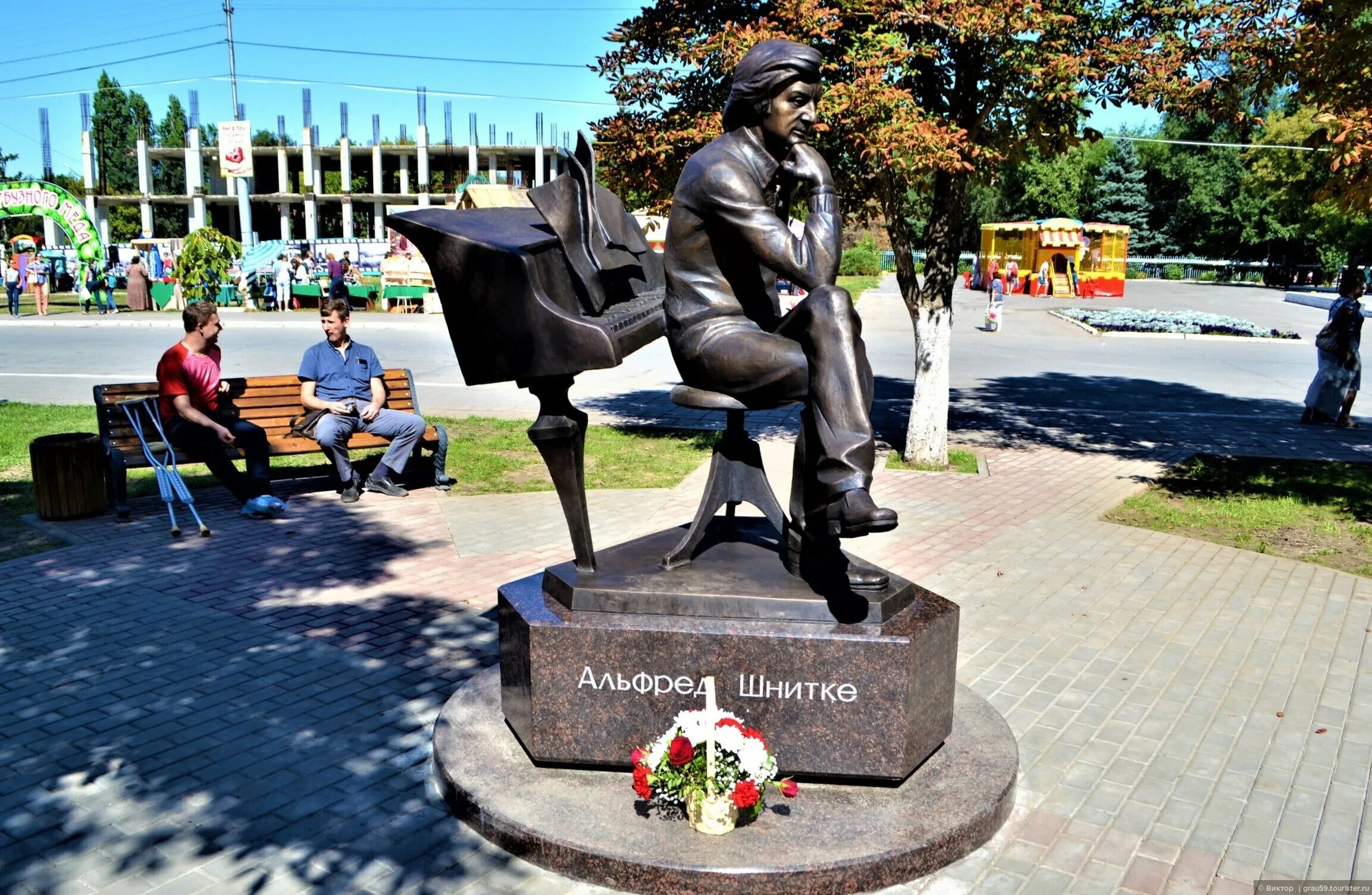 Городской парк саратов колесо обозрения. Куда сходить в энгельсе. Куда сходить в энгельсе. Городской парк парк саратов. Городской парк пруд мостик саратов.
