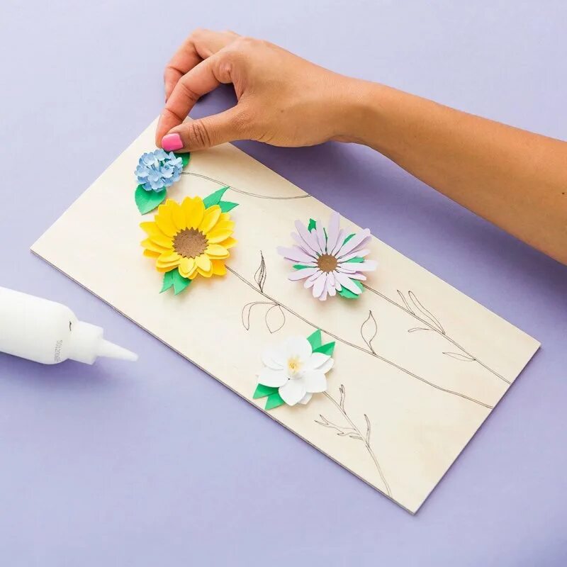 Чем можно приклеить бумагу. Приклеить цветы на бумагу. Цветы на бумаге. Наклеить бумагу на картон. Цветы из картона.