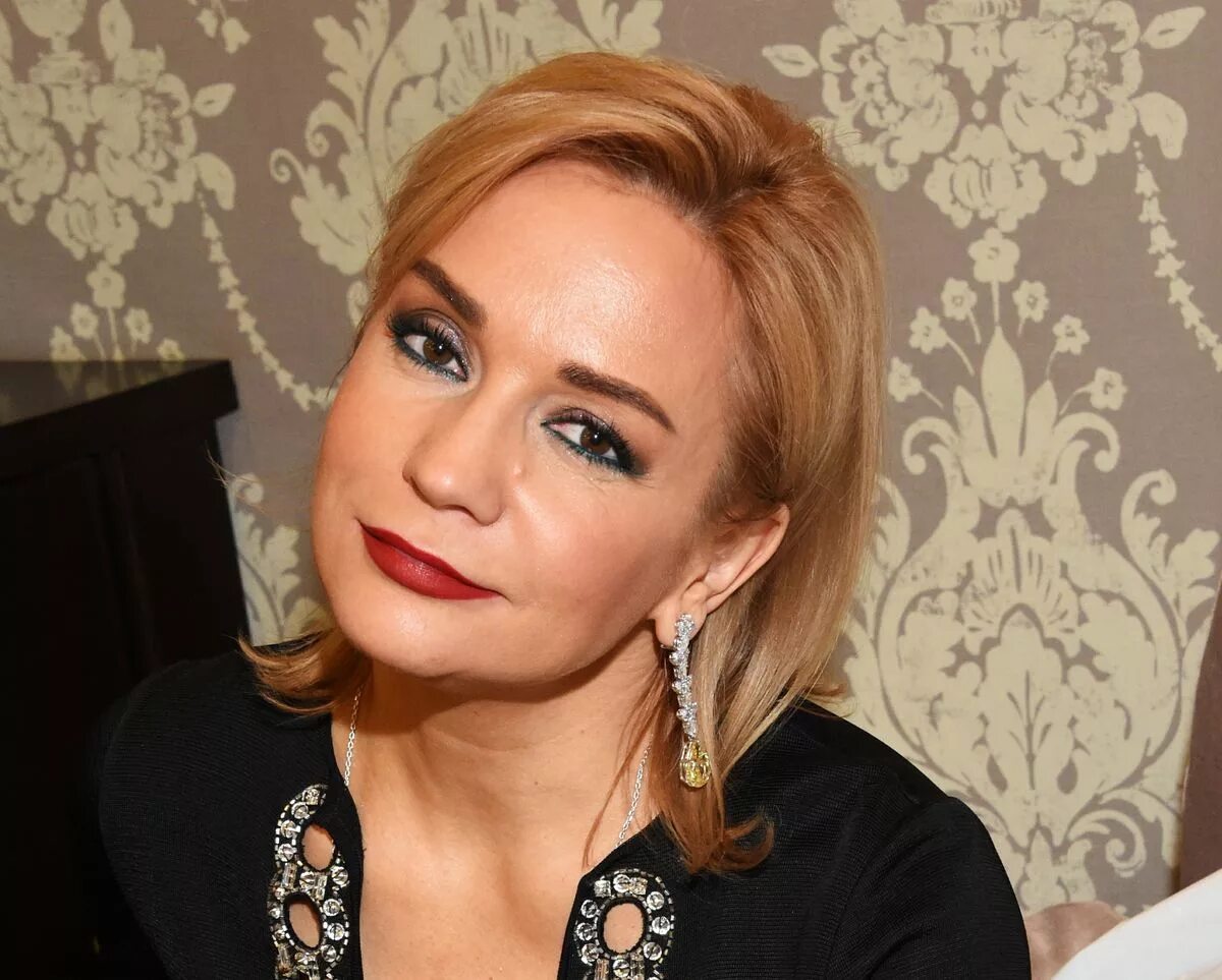 Буланова вышла. Буланова вышла