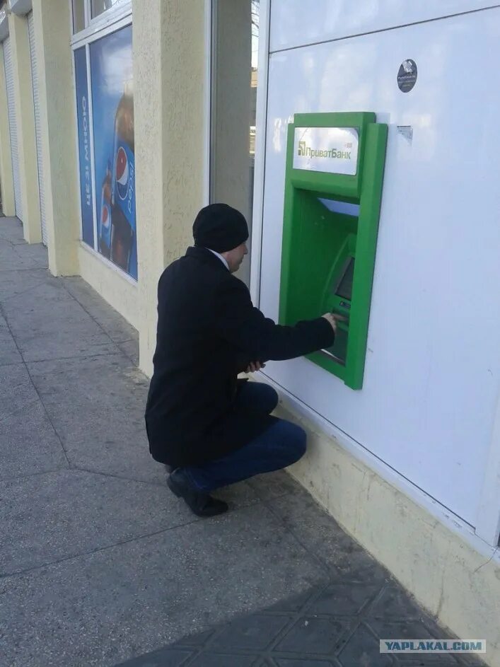 Банкомат изнутри прикол. Необычные банкоматы. Банкомат прикол. Прикольные фото банкоматов. У жизни свой банкомат.