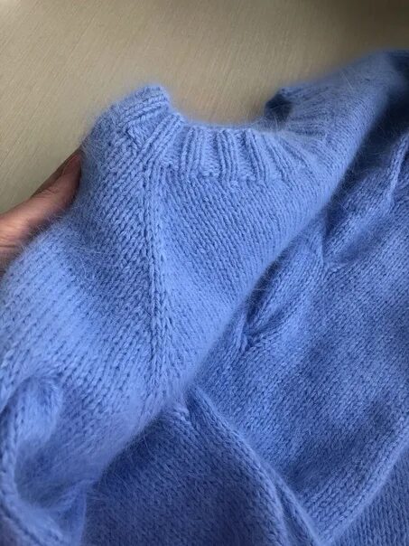 Женский джемпер спицами реглан сверху из пуха норки. Джемпер с ажурными рукавами. Реглан из пуха норки. Пуховый свитер женский. Джемпер реглан сверху спицами из пуха норки.